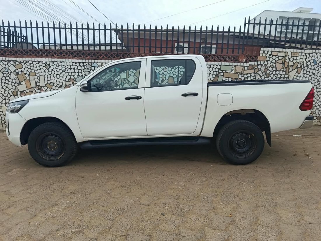 Toyota Hilux 2023 pick-up 4x4 double cabine blanc de la flotte PGS