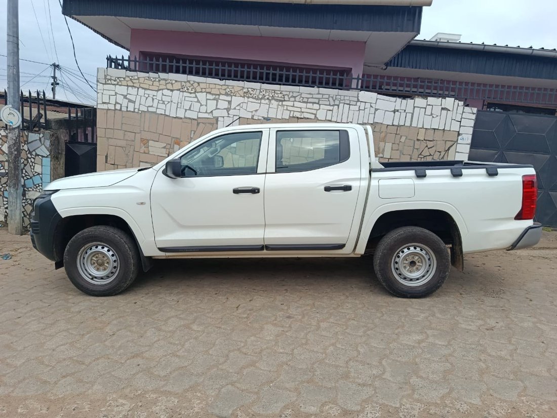Mitsubishi L200 2025 pick-up 4x4 double cabine blanc de la flotte PGS